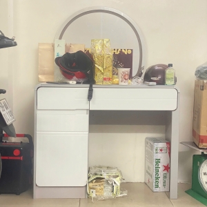 Bàn Trang Điểm Đèn LED Gương Hoa Tulip Hiện Đại 811#
